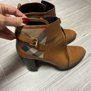 Burberry women boots barely used ❤️❤️